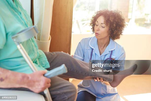 physical therapy at home - knee replacement stock pictures, royalty-free photos & images