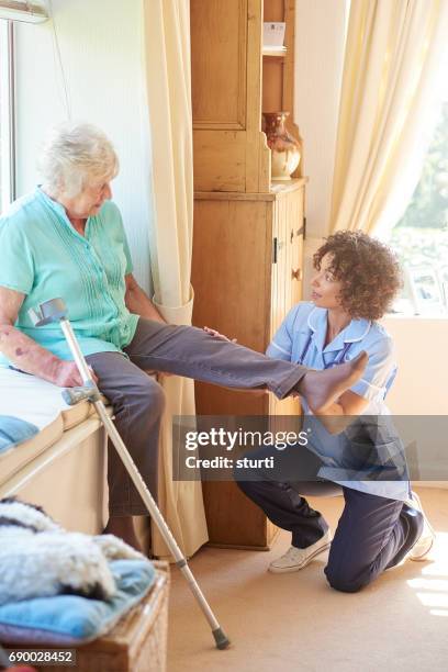 physical therapy at home - knee replacement stock pictures, royalty-free photos & images