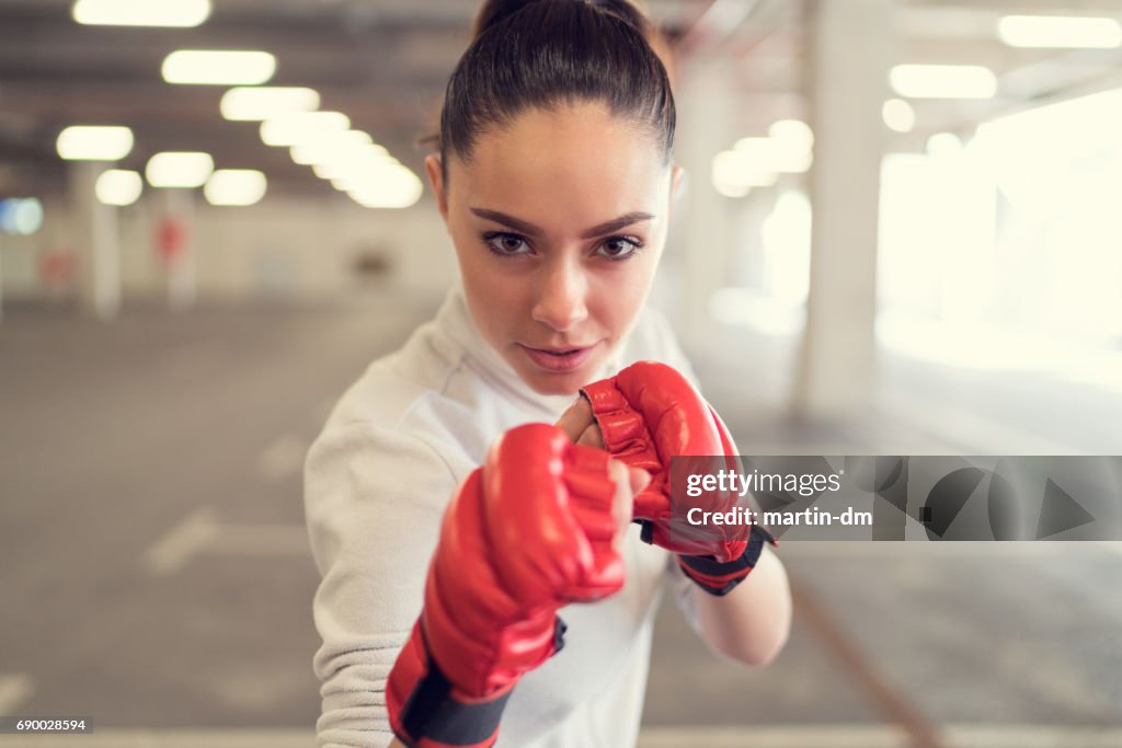 年輕女子拳擊在健身房裡