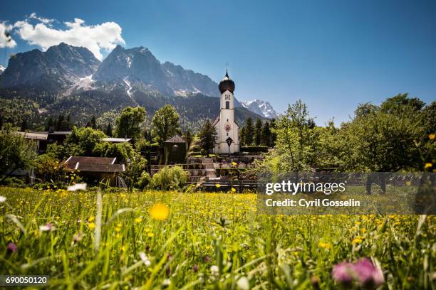 church and graveyard of grainau - waxenstein stockfoto's en -beelden