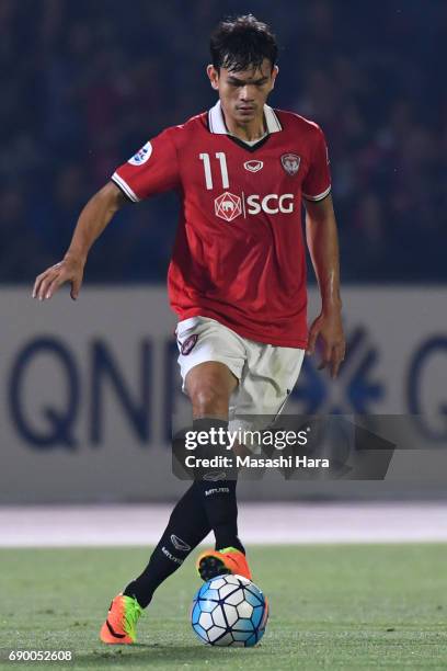 Adisak Kraisorn of Muangthong United in action during the AFC Champions League Round of 16 match between Kawasaki Frontale and Muangthong United at...