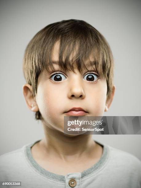 chico real mirando aturdido - levantar las cejas fotografías e imágenes de stock