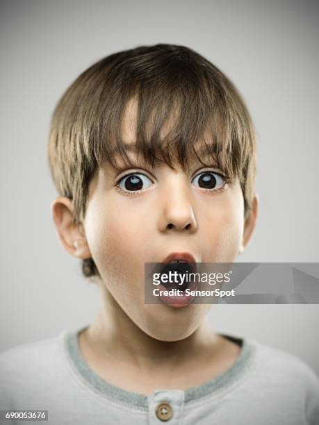 überrascht kleiner junge mit offenem mund - surprise face kid stock-fotos und bilder