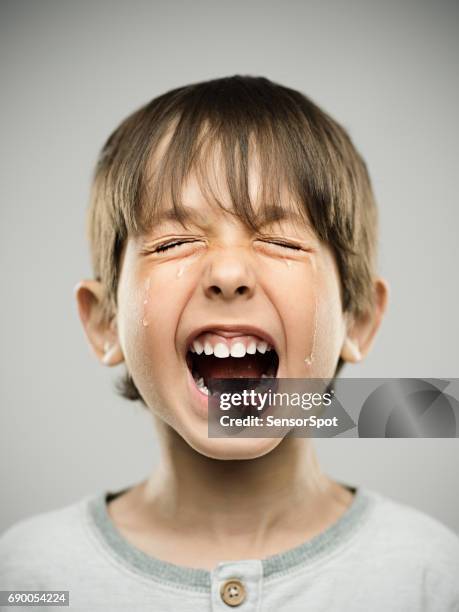 bambino triste che piange ad alta voce - scared boy foto e immagini stock