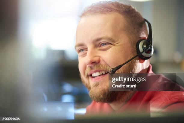 lachende medewerker van de klantenservice - klantgericht stockfoto's en -beelden