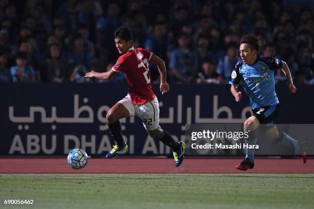 Mongkol Thosakrai of Muangthong United and Kyohei Noborizato of Kawasaki Frontale compete for the ball during the AFC Champions League Round of 16...