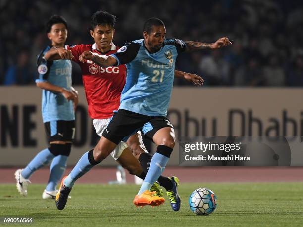 Rhayner Santos Nascimento of Kawasaki Frontale and Mongkol Thosakrai of Muangthong United compete for the ball during the AFC Champions League Round...