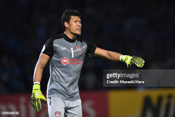 Kawin Thamsatchanan of Muangthong United looks on during the AFC Champions League Round of 16 match between Kawasaki Frontale and Muangthong United...