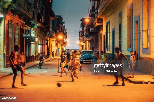 street-soccer in alt-havanna, kuba - street football stock-fotos und bilder