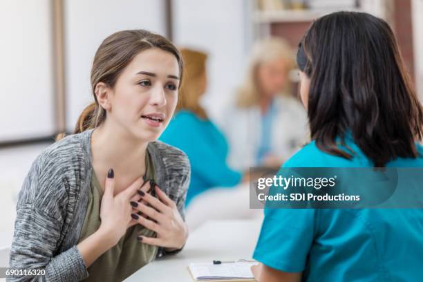 betroffenen jungen patientin spricht mit der gesundheitsversorgung professionelle - speaking explaining young woman stock-fotos und bilder