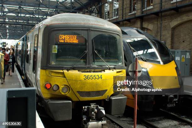 kings cross platform - kings cross london stock pictures, royalty-free photos & images