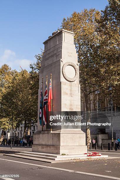 the cenotaph in whitehall avenue, westminster. - conmemorativo de guerra fotografías e imágenes de stock