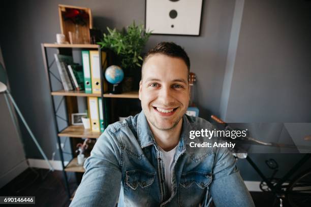 uomo con un sorriso luminoso che guarda la macchina fotografica - portraits studio smile foto e immagini stock