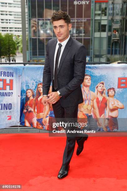 Zac Efron poses at the 'Baywatch' Photo Call at Sony Centre on May 30, 2017 in Berlin, Germany.