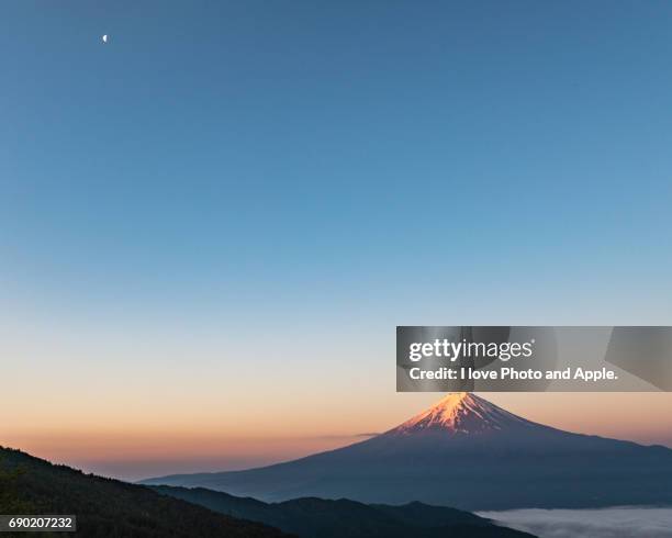 spring fuji morning scenery - 深い雪 stock-fotos und bilder