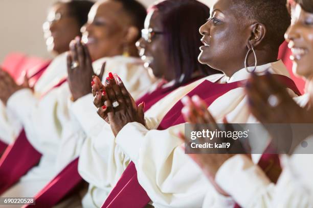 groep van rijpe zwarte vrouwen in kerkelijke gewaden - gospel music stockfoto's en -beelden