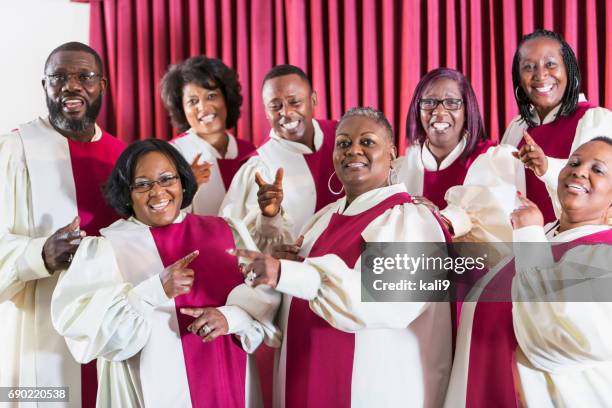 rijpe zwarte vrouwen en mannen in het kerkkoor zingen - gospel music stockfoto's en -beelden