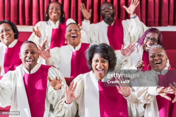 mujeres negras maduras y cantando en el coro de la iglesia - música gospel fotografías e imágenes de stock