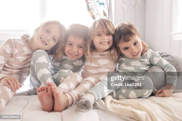 pyjama party - brother toddler sister stockfoto's en -beelden