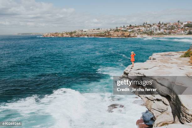 coogee walk of sydney - strand coogee beach stock-fotos und bilder