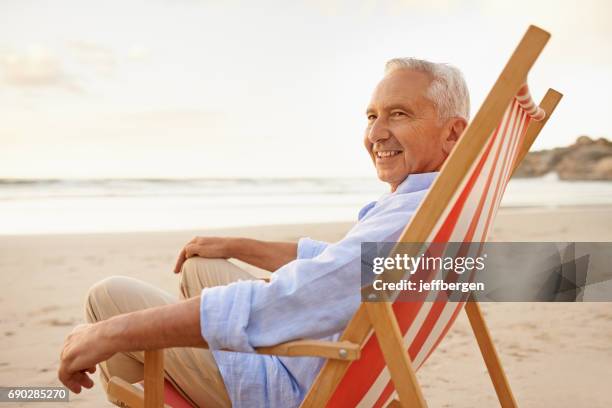 nunca es demasiado tarde para reservar sus vacaciones de ensueño - un solo hombre mayor fotografías e imágenes de stock
