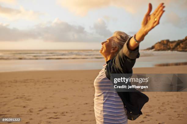 jeden tag mehr vom leben - loslassen aktivitäten und sport stock-fotos und bilder