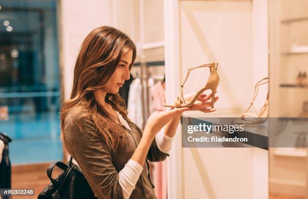 vrouw winkelen voor schoenen - high heel stockfoto's en -beelden
