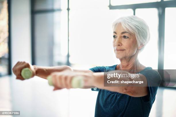 edad no es excusa para holgura en su salud - levantamento de peso fotografías e imágenes de stock