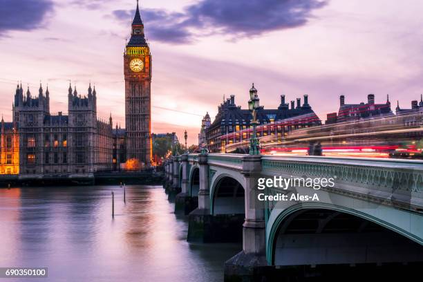 big ben at night met auto licht paden - london street stockfoto's en -beelden