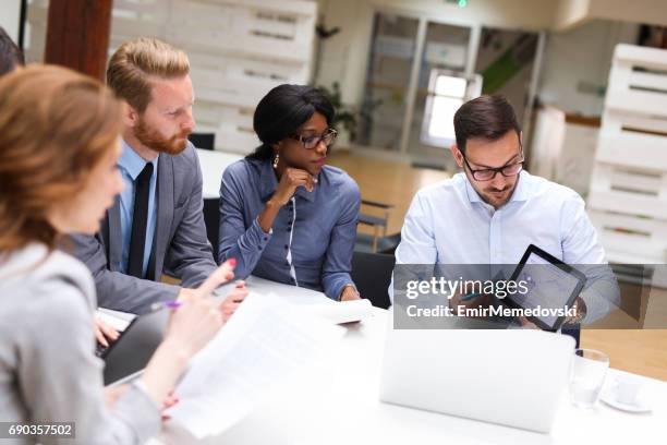 gens d’affaires analyse financière graphique avec un analyste financier - financial analyst photos et images de collection