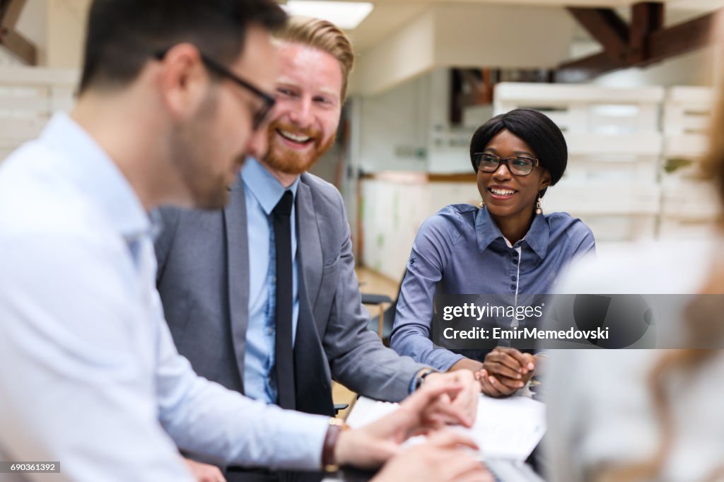 Co Operating Business People Cooperating And Exchanging Ideas During Informal ...