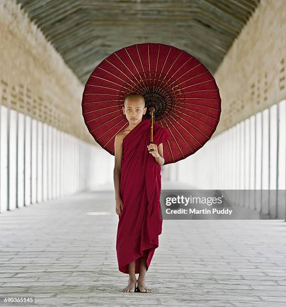 portrait of young buddhist monk - traditionally cambodian - fotografias e filmes do acervo