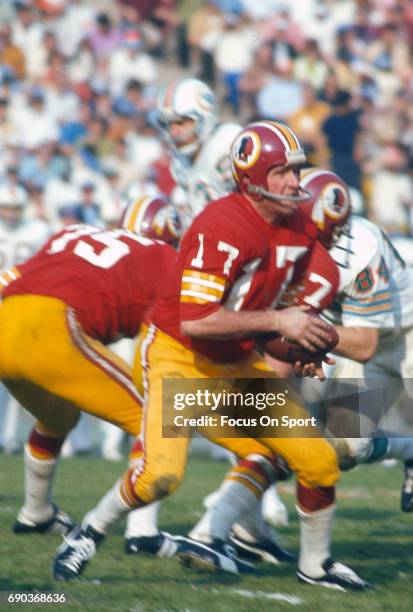 Billy Kilmer of the Washington Redskins drops back to pass against the Miami Dolphins during Super Bowl VII at the Los Angeles Memorial Coliseum in...