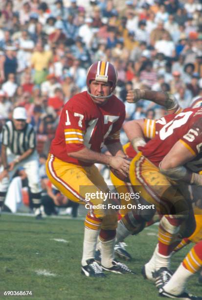 Billy Kilmer of the Washington Redskins drops back to pass against the Miami Dolphins during Super Bowl VII at the Los Angeles Memorial Coliseum in...