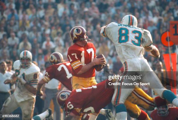 Billy Kilmer of the Washington Redskins drops back to pass against the Miami Dolphins during Super Bowl VII at the Los Angeles Memorial Coliseum in...