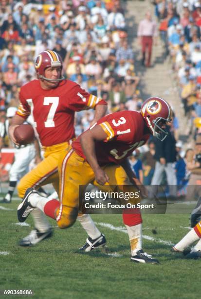 Billy Kilmer of the Washington Redskins drops back to pass against the Miami Dolphins during Super Bowl VII at the Los Angeles Memorial Coliseum in...