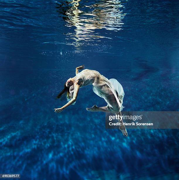 ballet dancer underwater - women in transparent clothing - fotografias e filmes do acervo