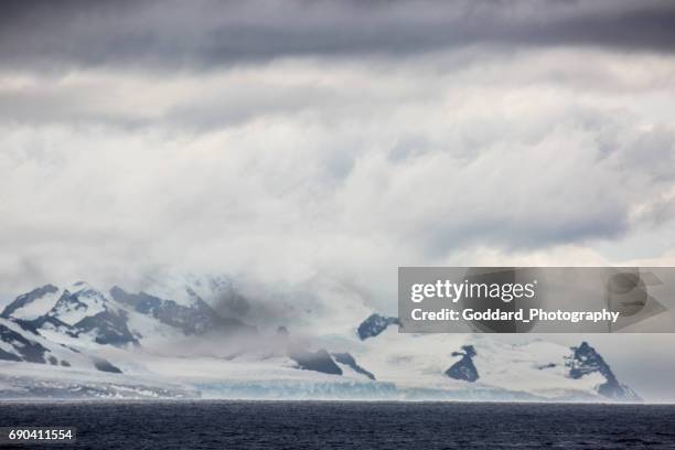 antarctica: livingstone island - straat drake stockfoto's en -beelden