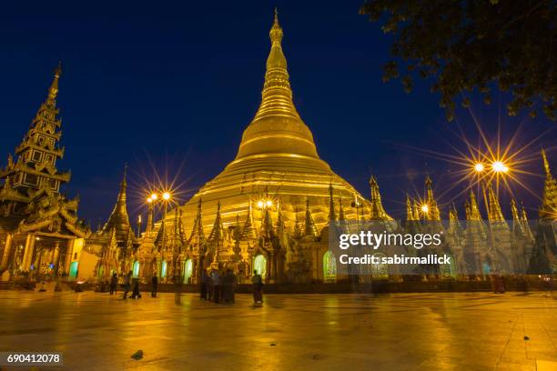 shwedagon pagoda in long exposure, yangon-myanmar - pagode de shwedagon imagens e fotografias de stock