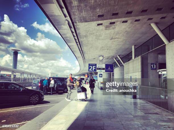 people entering roissy charles de gaulle airport in paris, france - aeroport de paris stock pictures, royalty-free photos & images