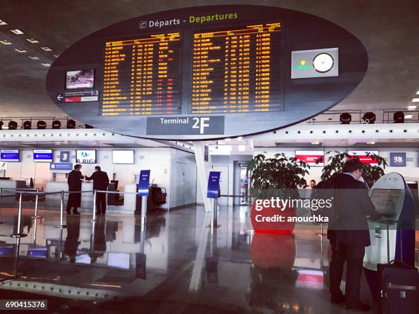 mensen reizen via roissy charles de gaulle airport, parijs, frankrijk - charles de gaulle airport stockfoto's en -beelden