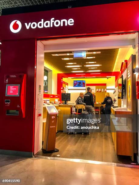 magasin de vodafone à l’aéroport de lisbonne portela, portugal - vodafone photos et images de collection