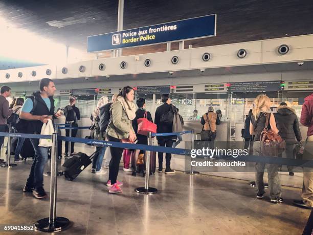 passkontrolle in roissy charles de gaulle airport, paris, frankreich - french foreign legion stock-fotos und bilder