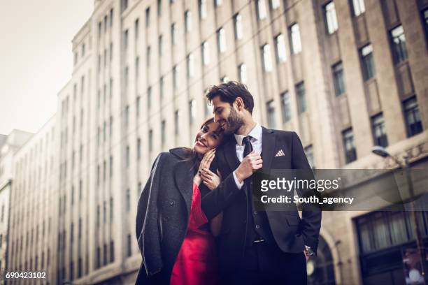 linda pareja en la calle - model in suit fotografías e imágenes de stock