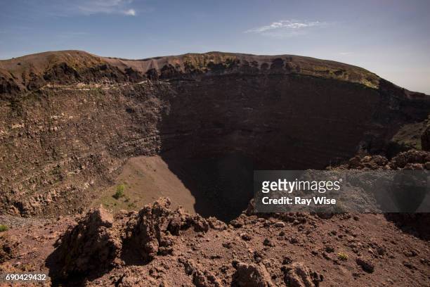 mount vesuvius crater - trou sol photos et images de collection