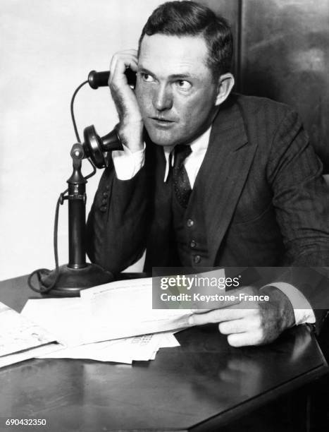 Rogers Hornsby répondant au téléphone et à ses télégrammes de félicitation suite à sa nommination comme entraîneur de l'équipe des Chicago Cubs, aux...