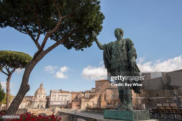bronze statue of caesar, rome, italy - cesar flores fotografías e imágenes de stock