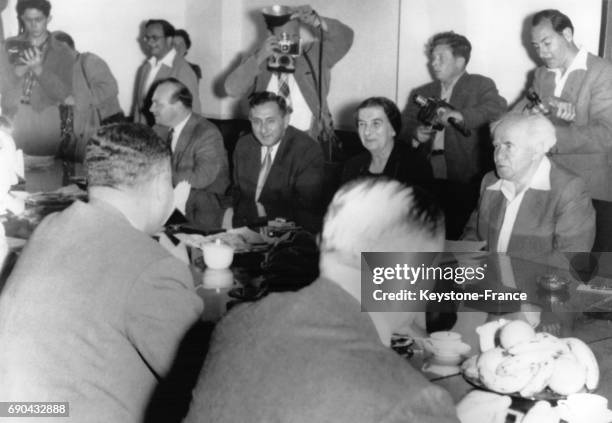 Le secrétaire général des Nations Unies Dag Hammarskjöld et le docteur Ralph Bunche rencontrant la ministre des affaires étrangères Golda Meir et le...