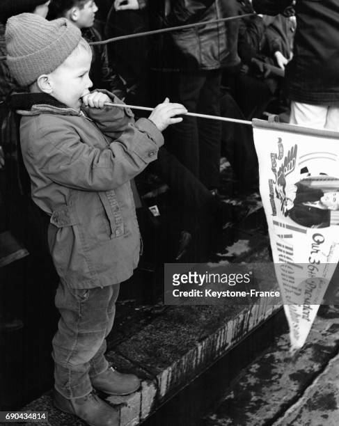 Un enfant avec un drapeau en faveur du président actuel Lyndon B Johnson lors de la la campagne électorale pour les présidentielles aux Etats-Unis en...