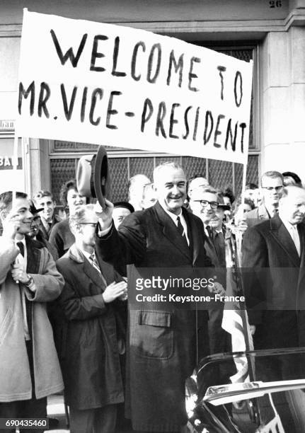 Le vice-président américain Lyndon B Johnson devant son hôtel, entouré d'admirateurs, à Luxembourg.